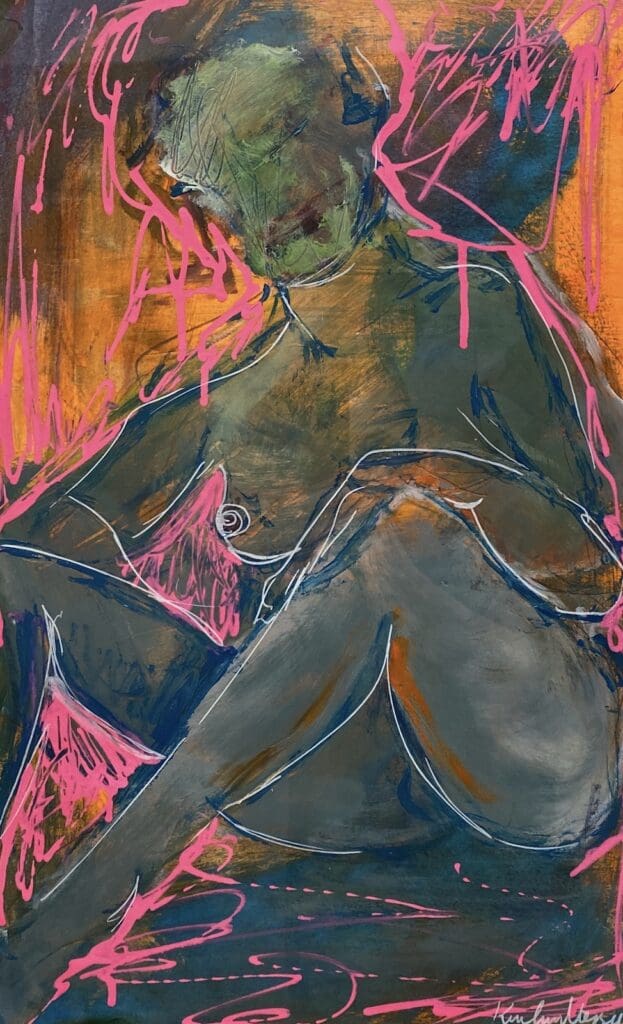 Et abstrakt og figurativt bilde av en kvinne sittende med knærne trukket opp og litt ut til siden, hun har utvisket ansikt og kropp i grønntoner, og står i kontrast til en osansje bakgrunn, med energiske neon rosa skriblerier