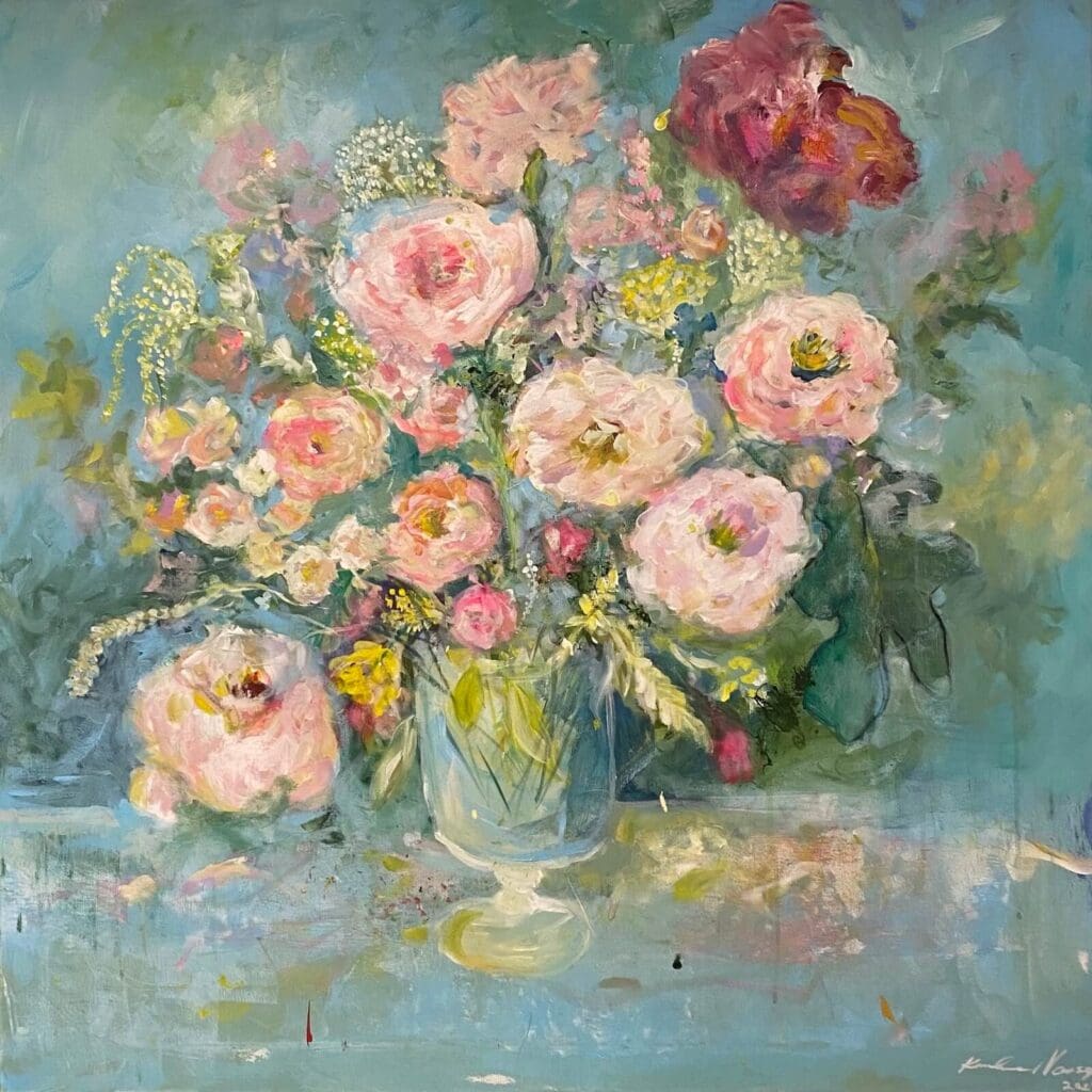 Et fargerikt akrylmaleri med blåtoner i bakgrunn og rundt en blomsterbukett i vasa, blomsterbukett i midten av bildet sprer seg utover lerretet i duse rosa, grønn, burgunder og gule farger, med en smak av sommer der man nesten kan høre biene summe