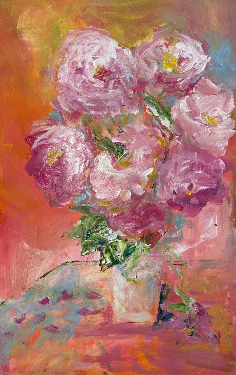 et stilleben av en blomsterbukett er sentrert stilt opp på et bord, en bordkant kan anes og skaper rom og tyngde i bildet, fargene er sterke og vibrerende i varme rosa, oransje, gul toner, med innslag av blått og grønt, det er som man kan kjenne duften av sommer og peonene