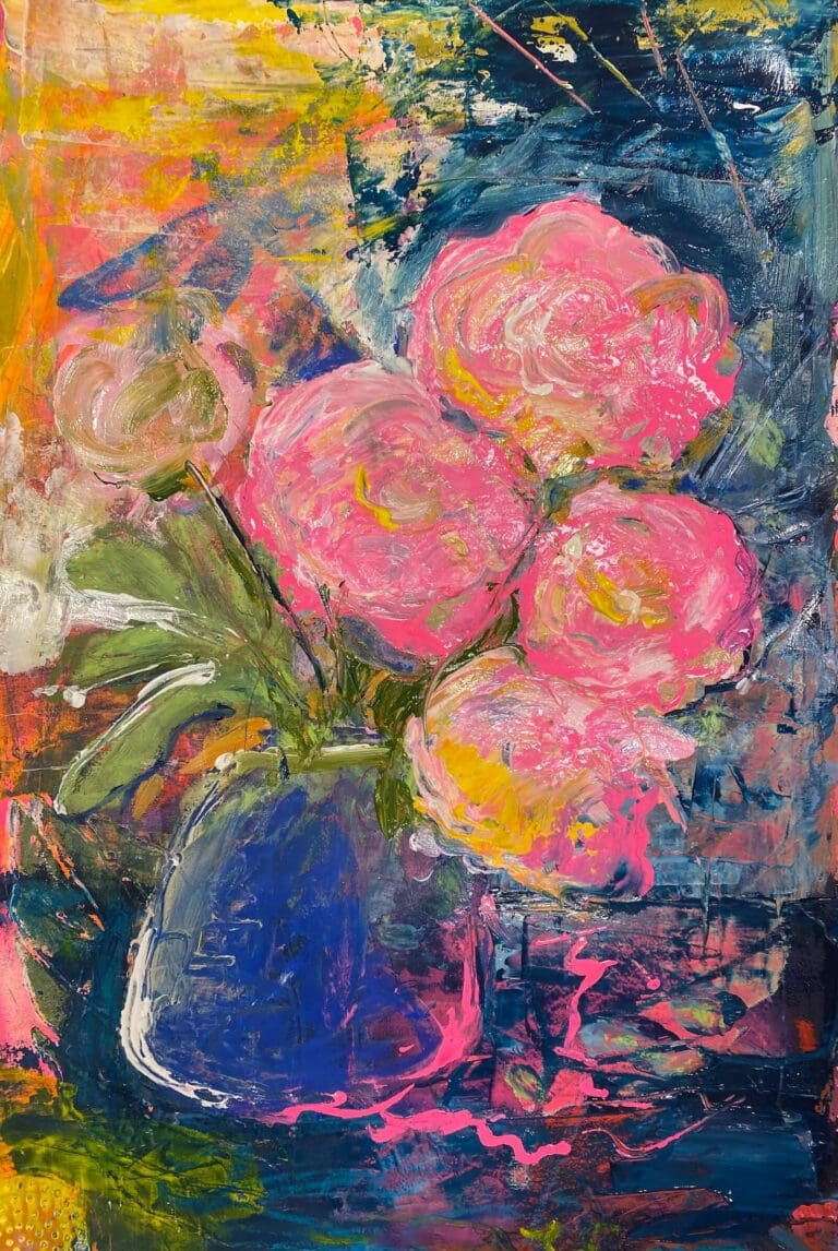 En blå vase med seks fargeklatter som minner om peoner i en blå vase, bildet er ekspresionistisk og energisk utført, bakgrunn er gul, oransje og mørk blå